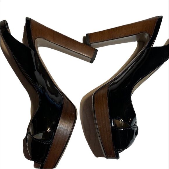 Valentino Garavani Patent sling back bow heels. 38 - Picture 3 of 10